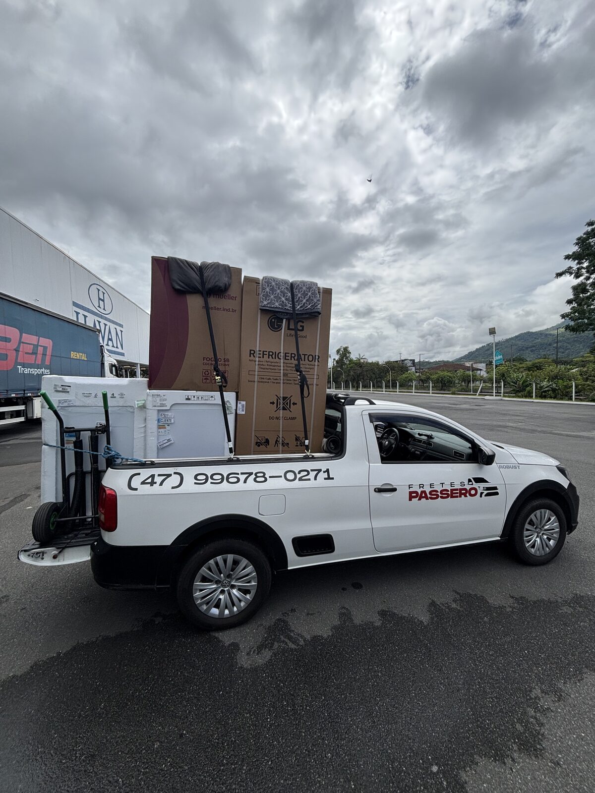 Vários eletrodomésticos transportados em um só frete em Jaraguá do Sul
