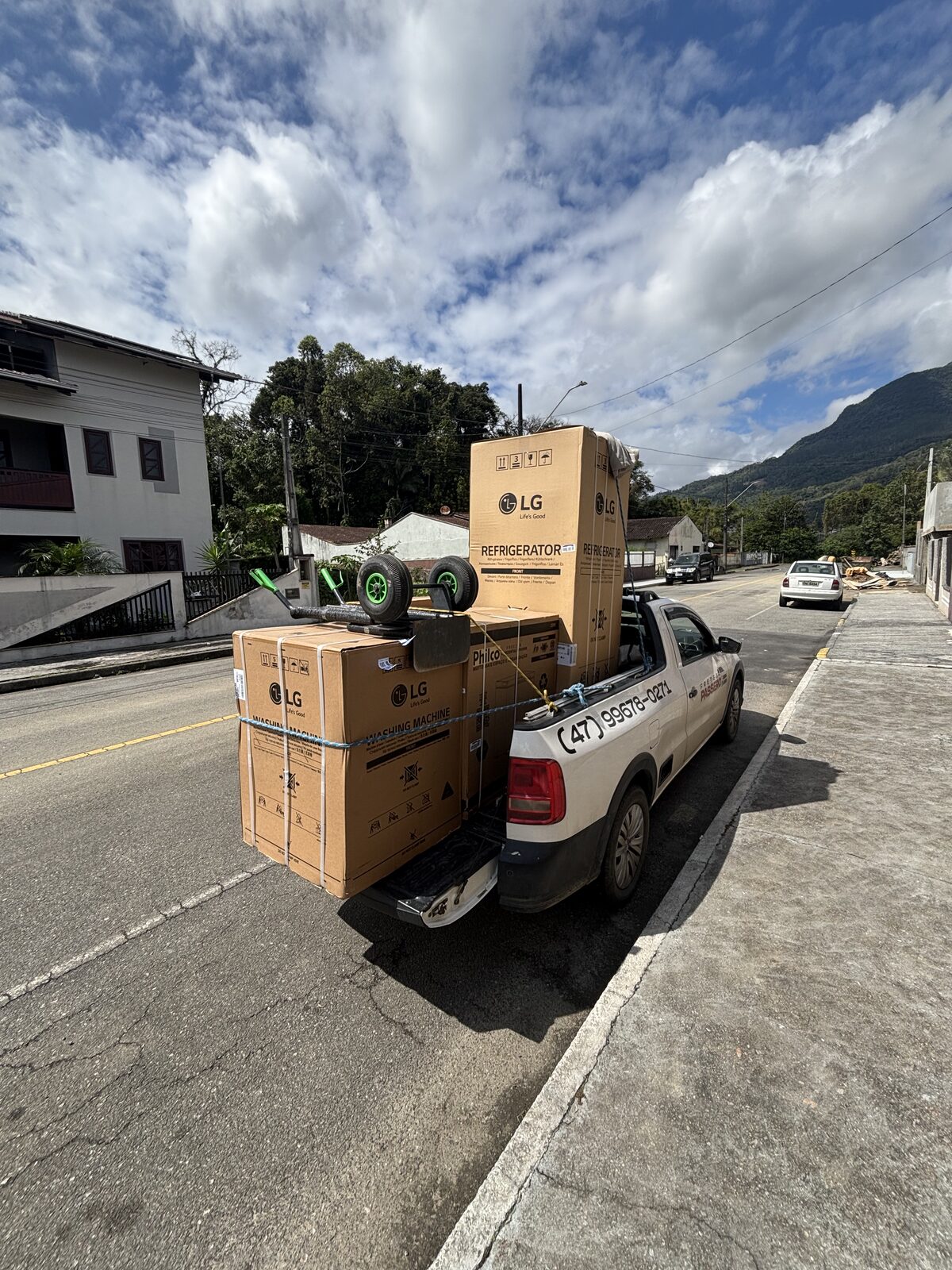 Saveiro da Fretes Passero carregada com duas geladeiras embaladas em caixas
