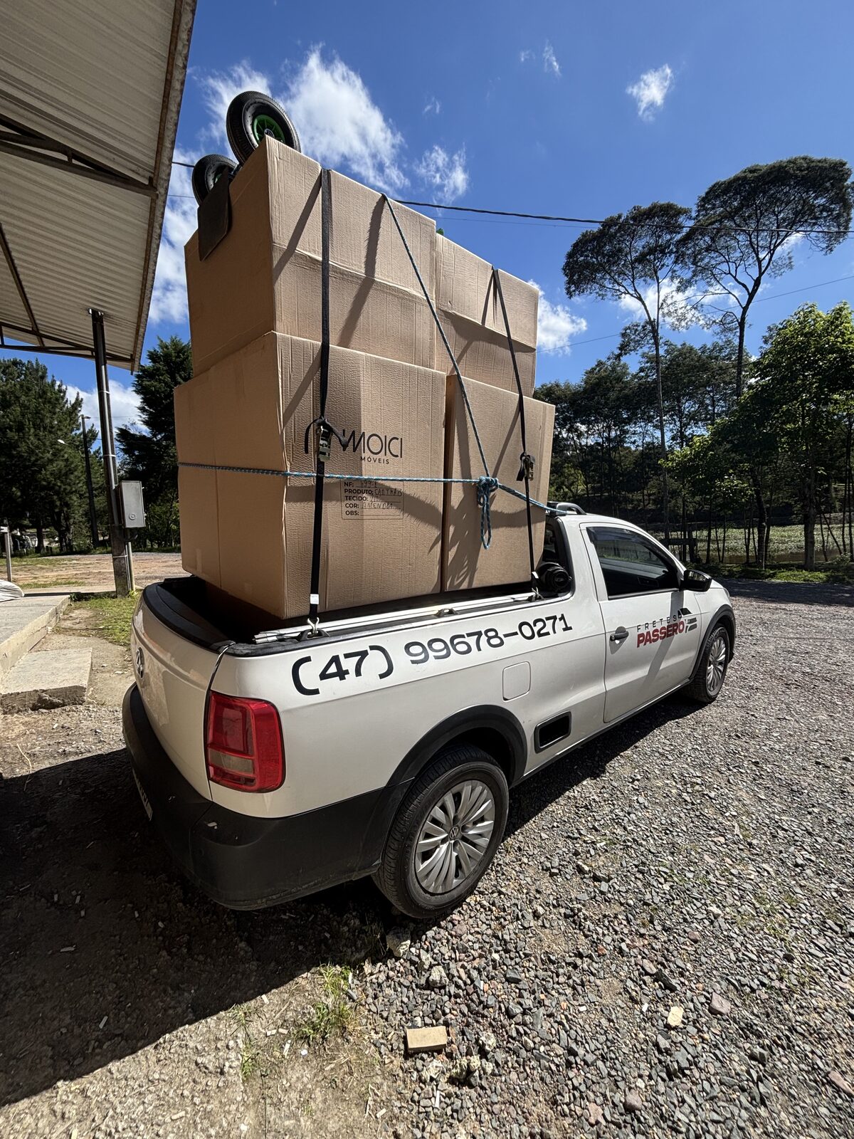Frete de móveis Moici amarrados com segurança na caçamba