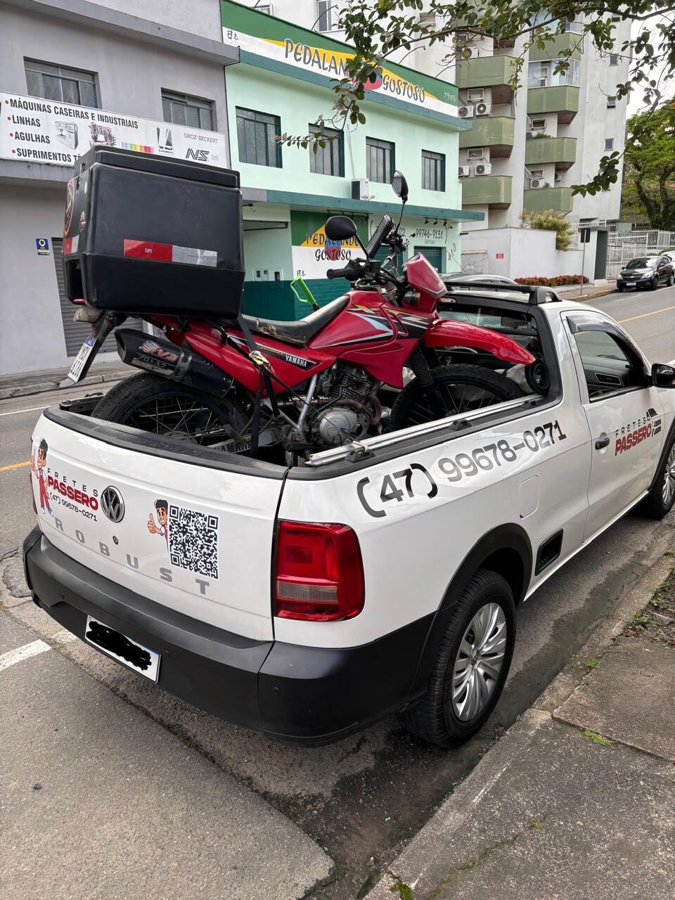 Resgate de moto Yamaha sendo transportada na caçamba da Fretes Passero